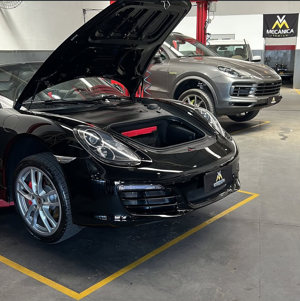 Porsche Cayman e Cayenne em atendimento